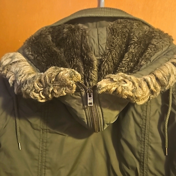 American Eagle size M olive/army green woman's winter coat, jacket sherpa ligned - Picture 10 of 10
